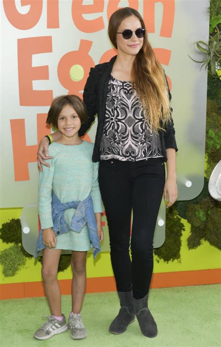 Alexis Knapp: height, baby daughter, movies