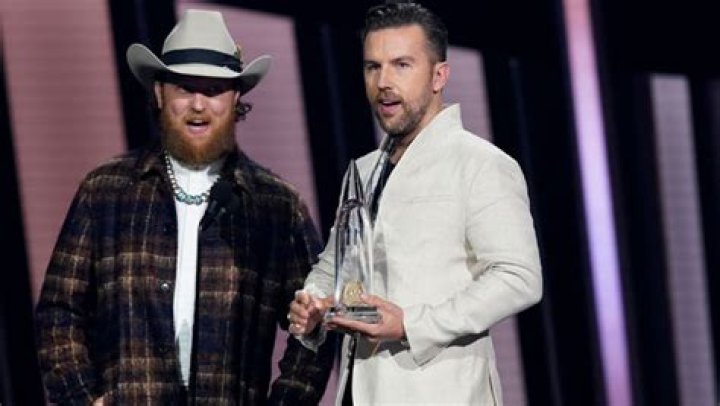 Brothers Osborne’s TJ Kisses BF After Coming Out At CMA Awards – Hollywood Life