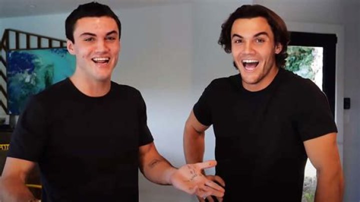 Ethan Dolan Dolan Twins, Bio, Wiki, Age, Height, Girlfriend, and Net Worth
