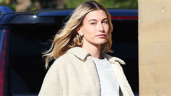 Hailey Baldwin Shares The Genetic Condition Affecting Pinky Fingers – Hollywood Life