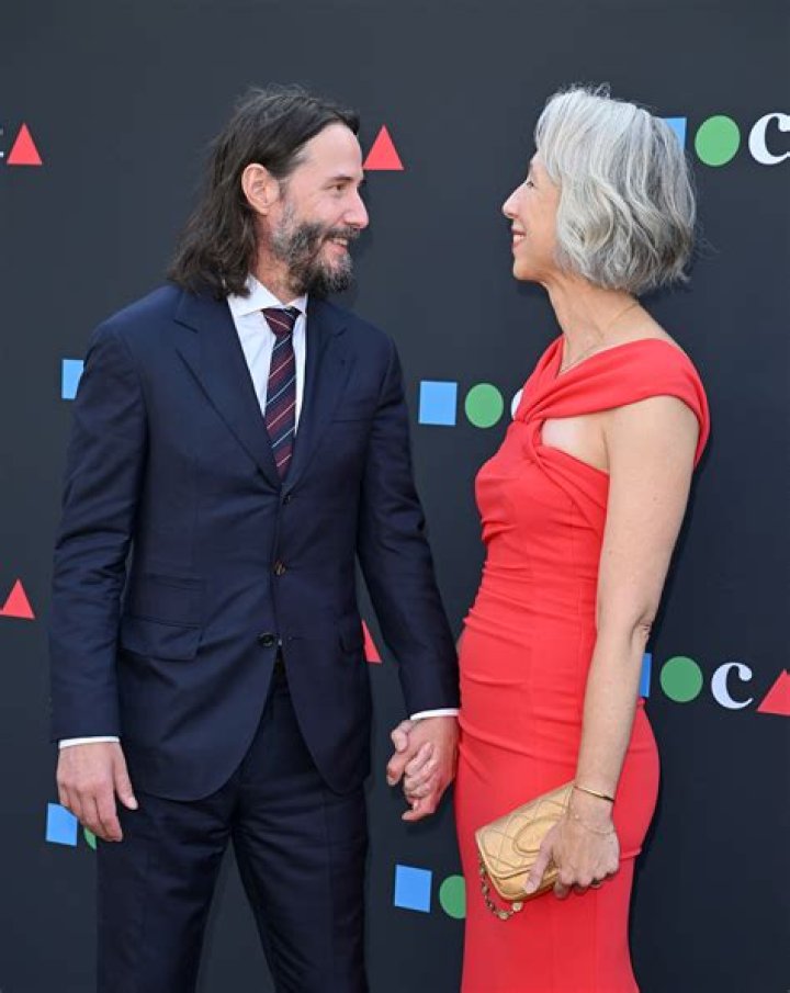 Keanu Reeves & Alexandra Grant Hold Hands On Broadway Date Night – Hollywood Life