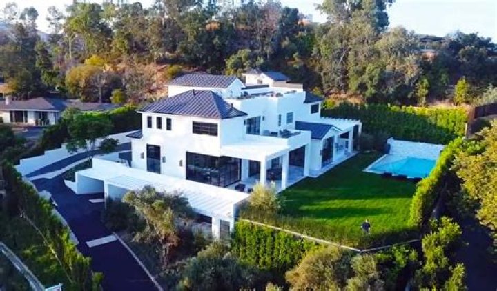 LeBron James Is Selling His Brentwood Mansion For $20.5 Million: Pics – Hollywood Life
