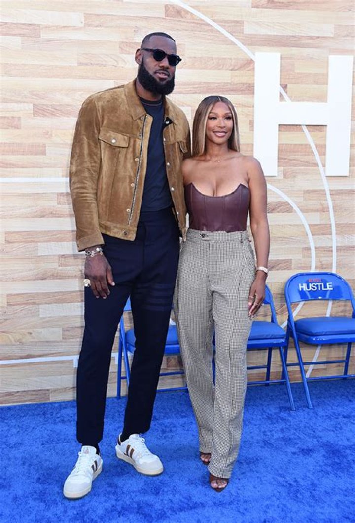 LeBron James Leaves Flirty Comment On Wife Savannah’s Instagram Photo – Hollywood Life