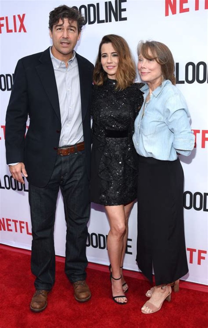 Linda Cardellini Height