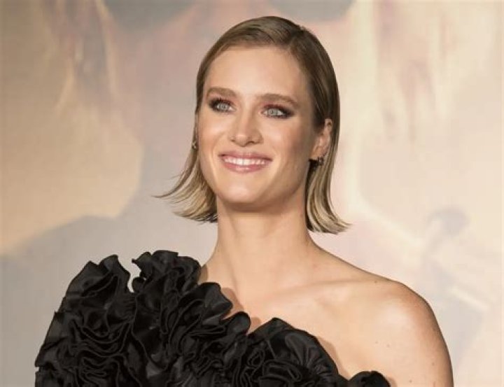 Mackenzie Davis Net Worth – How Much is Davis Worth?
