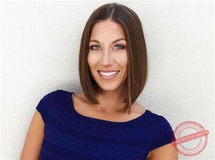 Mallory Schnell WOWT, Bio, Wiki, Age, Height, Husband, Salary, and Net Worth