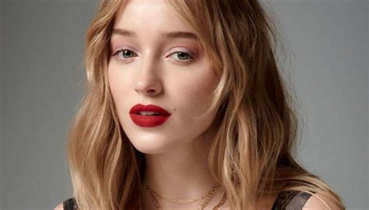Phoebe Dynevor – Biography, Facts & Life Story