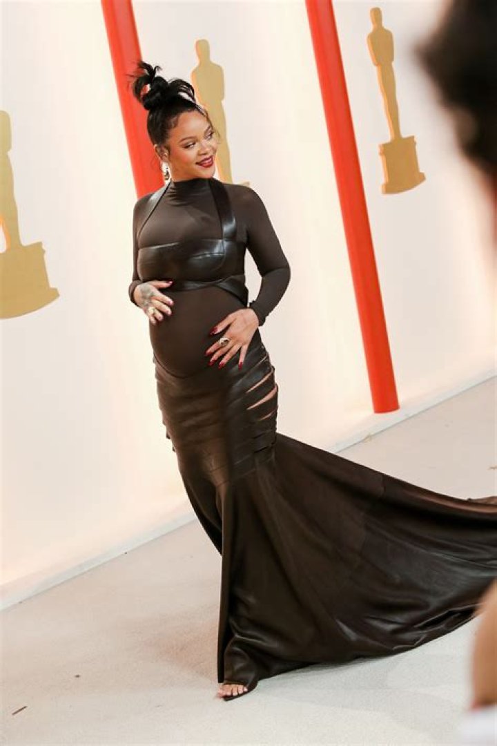 Pregnant Kardashian Sisters On The Red Carpet — PICS