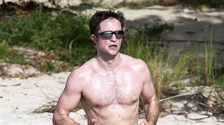 Robert Pattinson Struggling To Stay In Shape For ‘The Batman’ – Hollywood Life