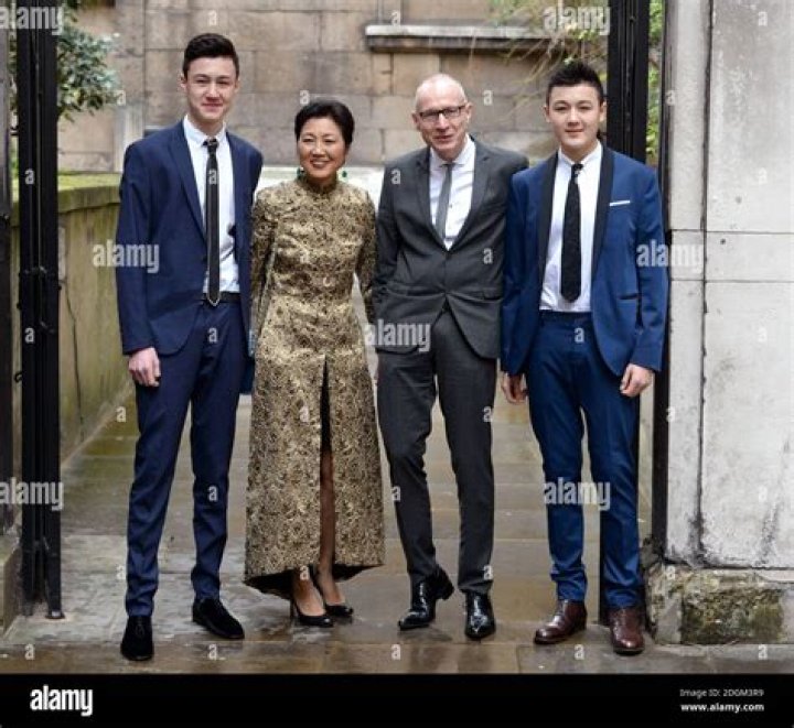 Robert Thomson News Corp, Bio, Wiki, Age, Height, Family, Wife, Salary, And Net Worth