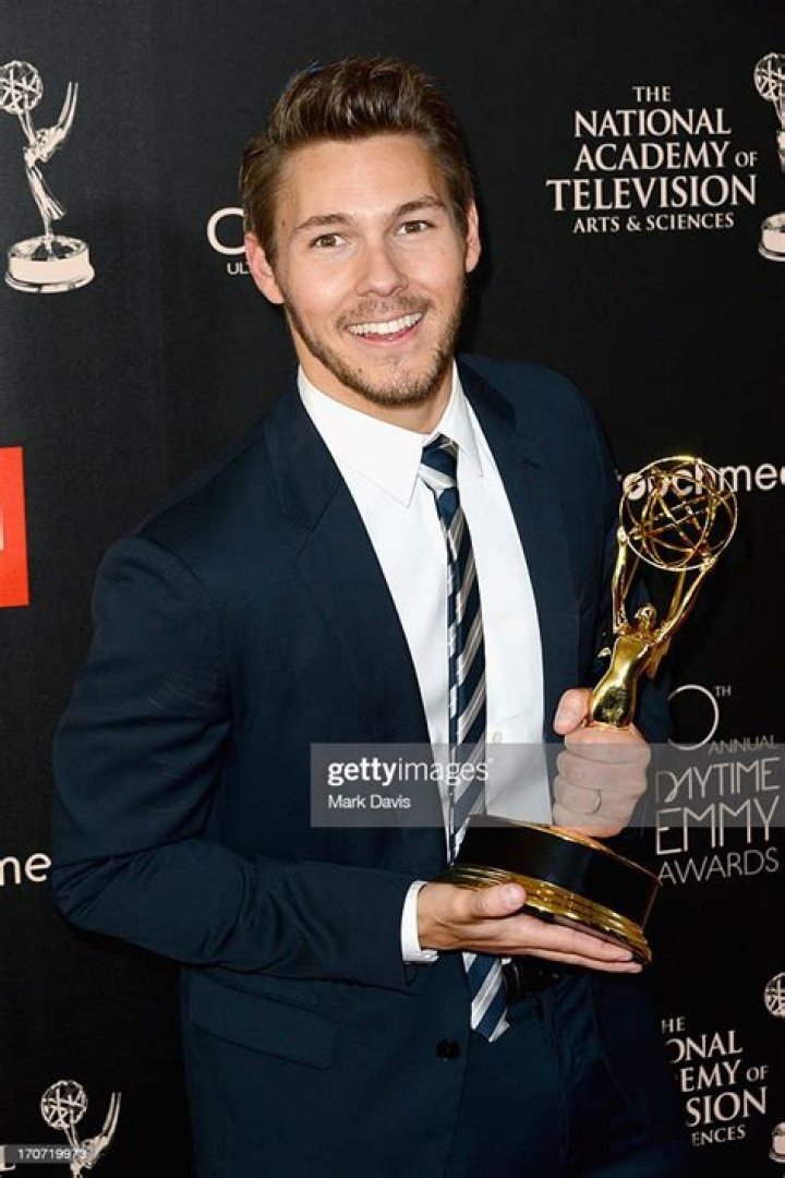 Scott Clifton Net Worth – How Much is Clifton Worth?