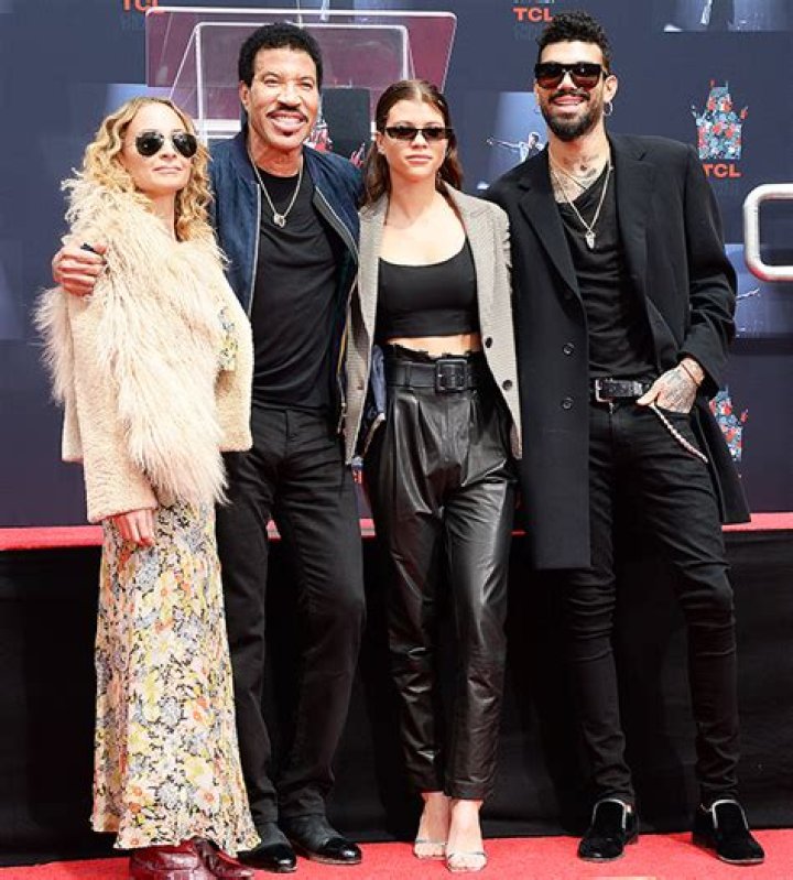 Sofia Richie Lands In London To See Dad Lionel Perform At Coronation – Hollywood Life
