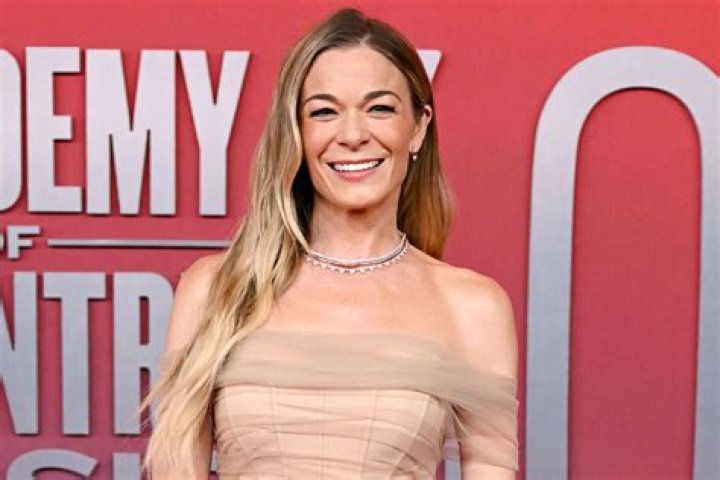 [VIDEO] LeAnn Rimes’ Wardrobe Malfunction & Anne Hathaway’s Peek-a-Boo — An Epidemic – Hollywood Life