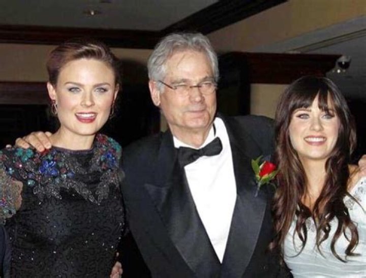 Zooey Deschanel bio: age, sister, husband, net worth